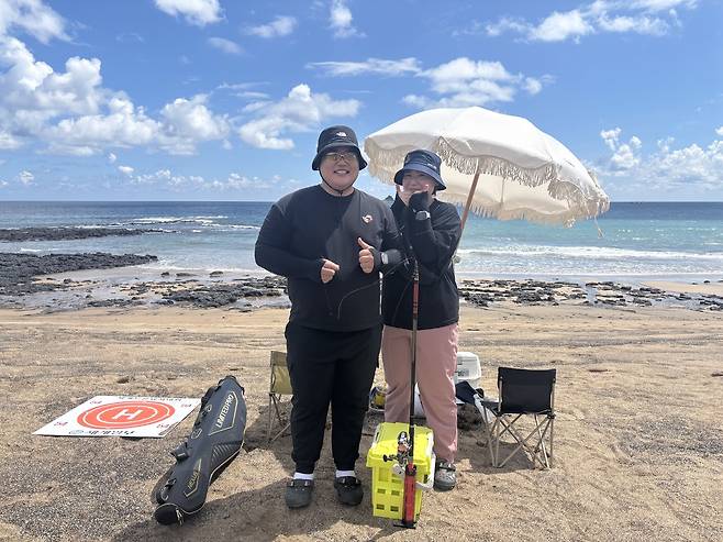 팀&nbsp;‘앙드래’로 출전한 부부 참가자&nbsp;박상남(34)·이혜인(28)씨가 기념촬영을 하고 있다. 이들은&nbsp;“드론낚시는 처음”이라며&nbsp;“열심히 하겠다”고 말했다. 제주=이정한 기자