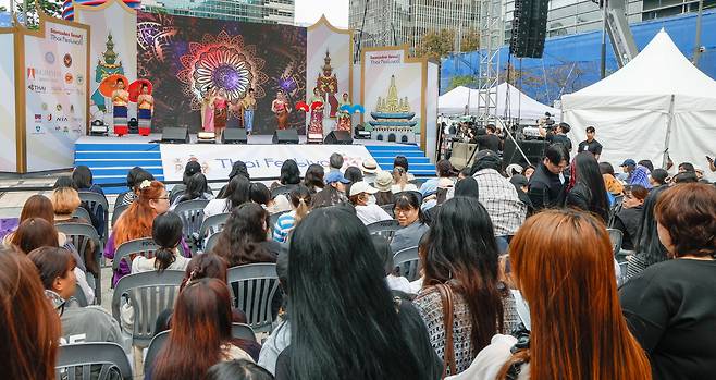 7일 서울 중구 청계광장에서 '싸왓디 서울 타이 페스티벌: 디스커버 타일랜드'가 열린 가운데 태국 전통 무용 차투라파키 무대가 열리고 있다.