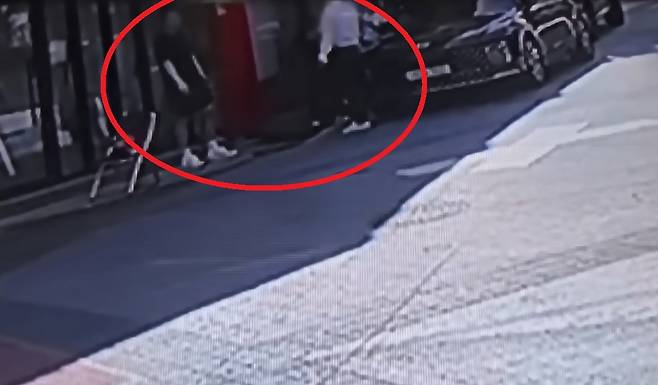 지난 3일 서울&nbsp;관악구 조원동의 한 프랜차이즈 피자 가맹점에서 살인 사건이 발생하기 직전 피의자인 40대 가맹점주가 본사 직원 앞에서 담배를 피우는 모습. KBS 보도화면 캡처