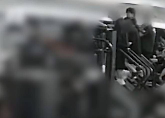 지난달 7일 인천 남동구 만수동의 한 헬스장에 운동을 하러 온 경찰관이 우연히 마주친 사기 수배범을 지켜보는 모습. 경찰청 유튜브 캡처