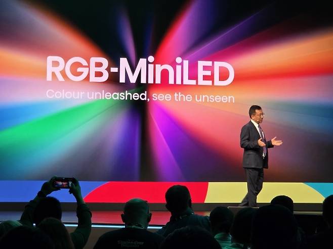 대니스 리 하이센스 비주얼테크 CEO(최고경영자)가 5일(현지시간) 독일 베를린 IFA 2025에서 열린 간담회에서 RGB 미니 LED TV에 대해 설명하고 있다. 곽소영 기자