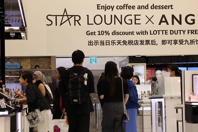 3인 이상 중국인 단체관광객은 오는 29일부터 무비자로 최대 15일 동안 대한민국 전역을 여행할 수 있다. 법무부·문화체육관광부·외교부·국무조정실은 7일 부처 합동으로 이 같은 내용의 ‘중국 단체관광객 한시 비자 면제 시행 계획’을 발표했다. 사진은 이날 서울 중구 롯데면세점 모습. 2025.9.7 연합뉴스