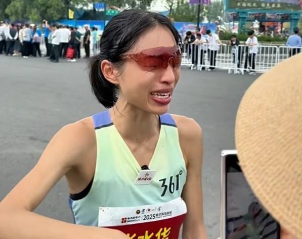 중국에서 ‘가장 빠른 간호사’라 불리던 마라톤 선수 장수이화가 우승 직후 병원의 근무 조정에 어려움을 토로하며 눈물을 흘리고 있다. 신원천바오