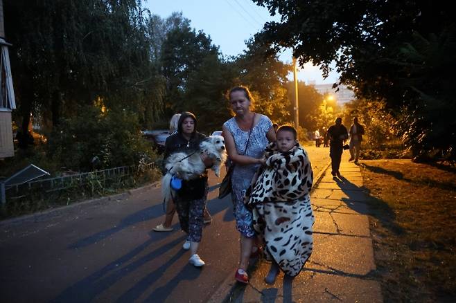 2025년 9월 7일(현지시간) 러시아 드론 공격으로 피해를 본 키이우의 한 아파트에서 주민들이 대피소로 이동하고 있다. 로이터 연합뉴스