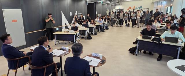 최휘영 문화체육관광부 장관이 4일 서울 중구 모두예술극장에서 열린 기자간담회에서 발언하고 있다. 사진 제공=문체부