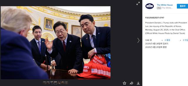 미국 백악관이 지난달 25일(현지시간) 워싱턴DC 백악관 오벌오피스에서 열린 이재명 대통령과 도널드 트럼프 대통령의 한미 정상회담 당시 사진을 최근 사진공유사이트를 통해 공개했다. 사진=백악관 플리커 캡처