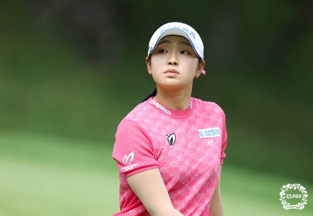 대상과 평균 타수 1위에 오른 유현조. 사진 제공=KLPGA