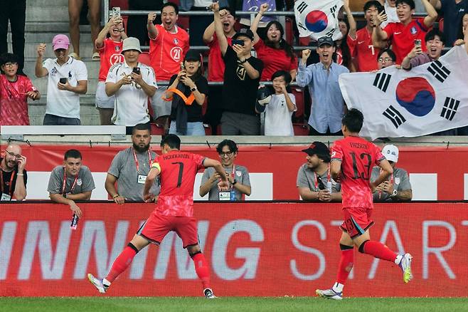 축구대표팀 주장 손흥민(왼쪽)이 7일(한국시간) 뉴저지주 스포츠일러스트레이티드 스타디움에서 열린 미국과 원정 평가전에서 전반 18분 선제 결승골을 성공시킨 뒤 주먹을 불끈 쥐고 기뻐하고 있다. 해리슨(미 뉴저지주)｜AP뉴시스