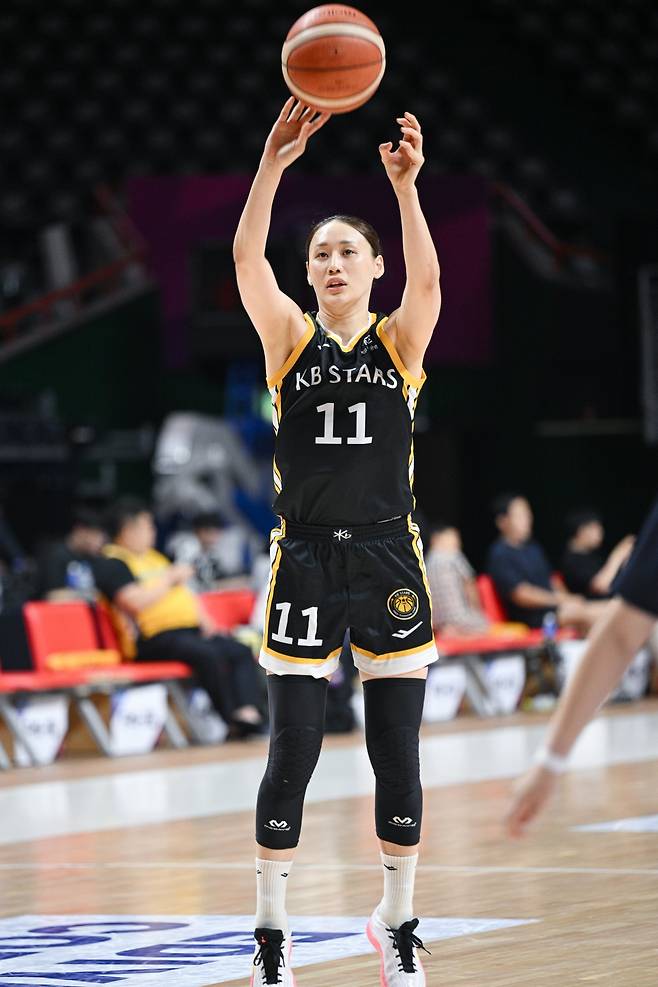 KB스타즈 강이슬이 7일 부산 사직체육관에서 열린 ‘2025 BNK금융 박신자컵’ 사라고사와 3~4위 결정전에서 3점슛을 던지고 있다. 강이슬은 이날 3점슛 7개를 포함해 26득점 활약을 펼쳤다. 그러나 KB스타즈는 사라고사에 78-83으로 패하며 대회를 최종 4위로 마무리했다. 사진제공｜WKBL