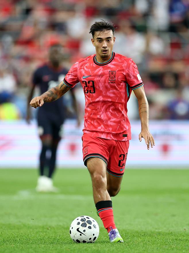 6일(현지시간) 미국 뉴저지주 해리슨 스포츠일러스트레이티드 스타디움에서 열린 한국 대 미국 친선경기에서 대표팀에 첫 발탁된 옌스 카스트로프가 드리블 돌파를 하고 있다. 연합뉴스