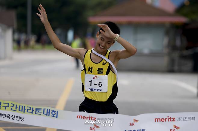 경향신문과 대한육상연맹이 공동 주최한 제55회 대통령기 전국통일구간마라톤대회가 열린 7일 경기 파주시 임진각에서 시·도대항전 서울팀 서정휘가 활짝 웃으며 1위로 결승선을 통과하고 있다. 문재원 기자
