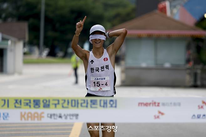 경향신문과 대한육상연맹이 공동 주최한 제55회 대통령기 전국통일구간마라톤대회가 열린 7일 소속팀 대항전에서 우승을 차지한 한국전력공사 김태훈이 경기 파주시 임진각 결승선으로 들어오고 있다. 문재원 기자