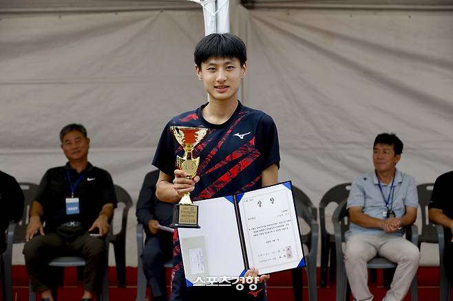 제55회 대통령기 전국통일구간마라톤대회 시·도대항전 최우수선수상을 수상한 서울 이영범이 7일 경기 파주시 임진각에서 열린 시상식에서기념촬영을 하고 있다. 문재원 기자