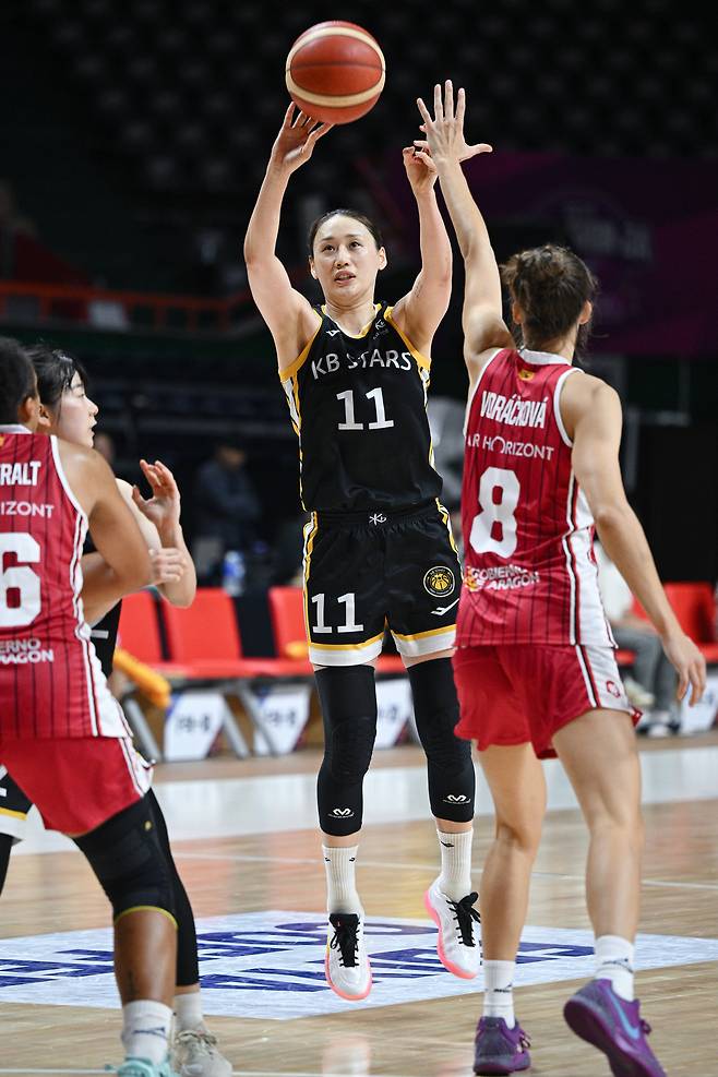 박신자컵 최다득점상을 받은 KB스타즈의 강이슬. WKBL 제공