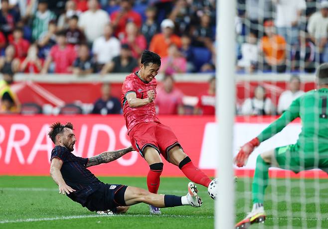 한국의 선취골로 연결된 손흥민의 슈팅. 연합뉴스