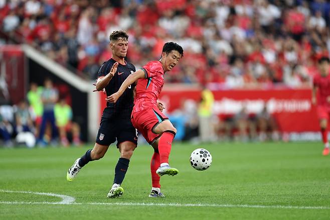 볼 소유하는 손흥민. 연합뉴스