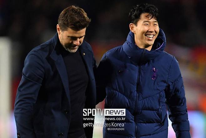 ▲ 과거 토트넘에서 한솥밥을 먹은 마우리시오 포체티노(왼쪽) 현 미국 축구대표팀 감독 역시 "손흥민은 마치 내 아들 같다. 영어도 잘하지만 (내 모국어인) 스페인어까지 열심히 습득하려는 모습에 감동을 받았다"면서 "피치 위에서도 자타가 공인하는 세계 최고 스트라이커 중 한 명"이라며 옛 제자를 아낌없이 추어올렸다.