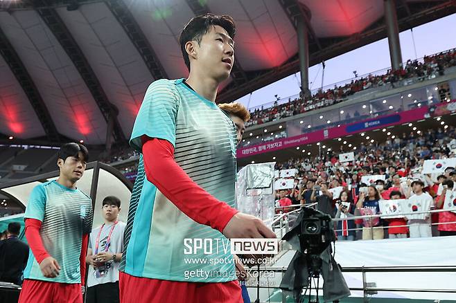 ▲ 손흥민(사진)이 '레비 시대'에 남긴 발자취는 선명하다. 백미는 2021-2022시즌. 아시아 선수 최초로 EPL 득점왕에 오르는 기염을 토하며 전 세계 축구 팬들을 깜짝 놀라게 했다. 손흥민의 공헌은 골게터로서 활약에만 한정하지 않는다. 특유의 밝은 에너지로 로커룸 분위기를 관리하고 팬을 향한 한결같은 진심은 토트넘을 넘어 잉글랜드 축구계 전반에 신선한 영감을 선물했다. 피치 안팎으로 귀감(龜鑑)이 됐다.