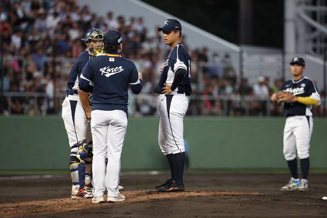 박준현(가운데)이 6일 세계청소년야구선수권대회 조별리그 일본전에서 2회말 흔들리자 코치가 마운드에 올라 다독이고 있다. /사진=WBSC 홈페이지