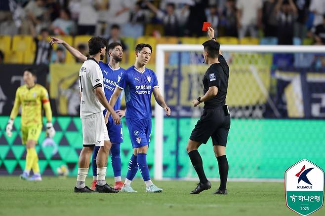 수원 삼성 조윤성이 지난달 30일 수원월드컵경기장에서 열린 성남FC전에서 온 필드 리뷰 끝에 퇴장당하고 있다. /사진=한국프로축구연맹 제공