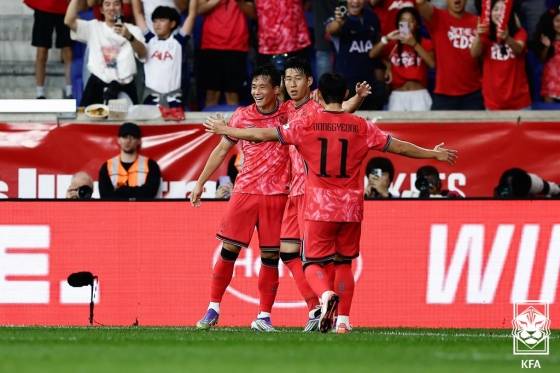 손흥민(가운데)이 7일 오전 6시(한국시간) 미국 뉴저지의 스포츠일러스트레이티드 스타디움에서 열린 미국과 A매치에서 선제골을 넣고 세리머니하고 있다. 같이 기뻐하는 이태석(왼쪽)과 이동경. /사진=대한축구협회(KFA) 제공