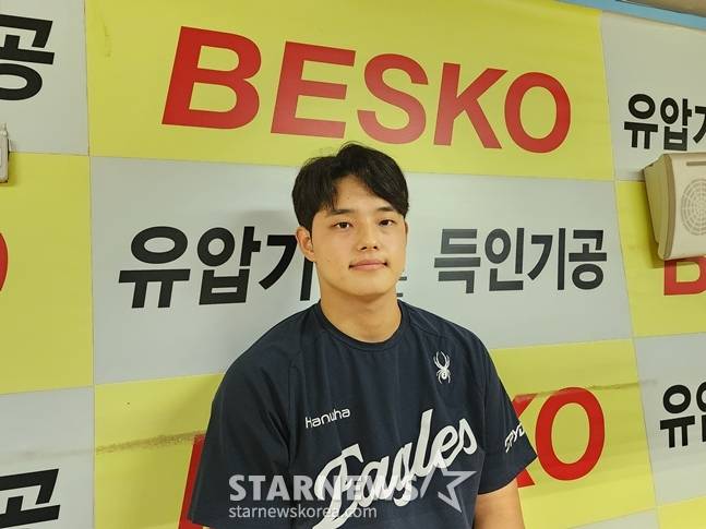 6일 경기 마친 뒤 인터뷰를 하고 있는 문동주. /사진=박수진 기자