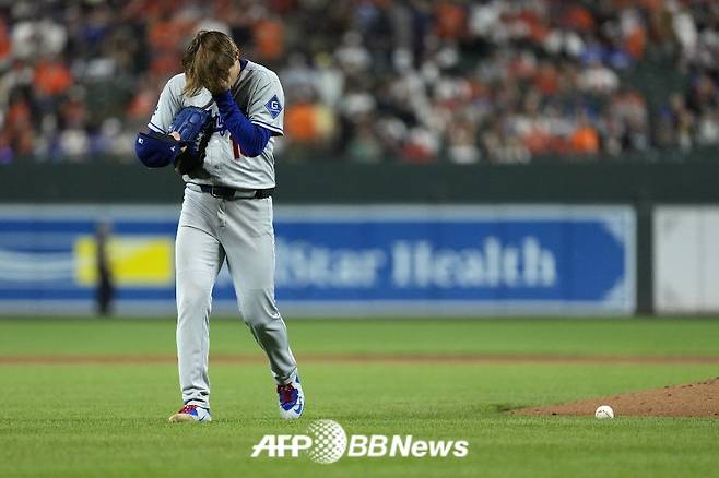 야마모토 요시노부가 7일(한국 시각) 미국 메릴랜드주 볼티모어에 위치 오리올파크 앳 캠든 야즈에서 펼쳐진 2025 미국 프로야구 메이저리그(MLB) 볼티모어 오리올스와 정규시즌 원정경기에서 8회 투구를 마친 뒤 마운드를 내려오고 있다. /AFPBBNews=뉴스1