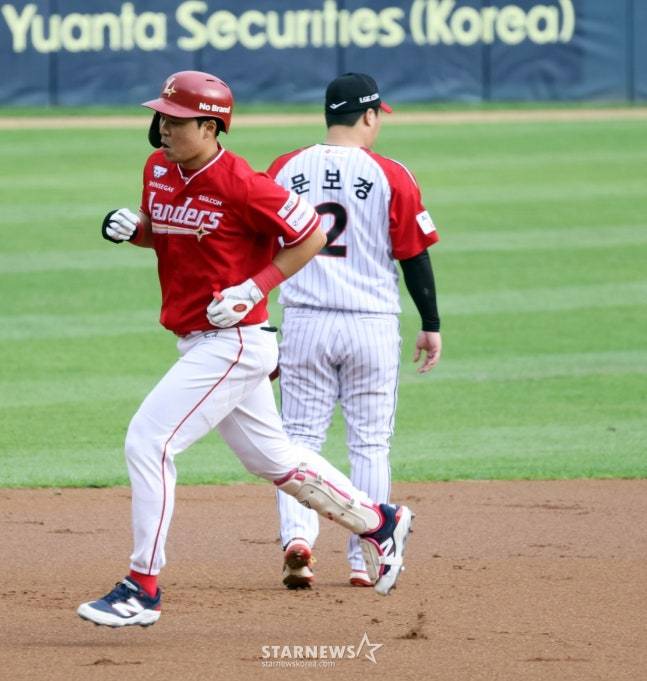 SSG 한유섬(왼쪽)이 7일 LG전에서 1회초 투런 홈런을 날리고 베이스를 돌고 있다. /사진=강영조 선임기자