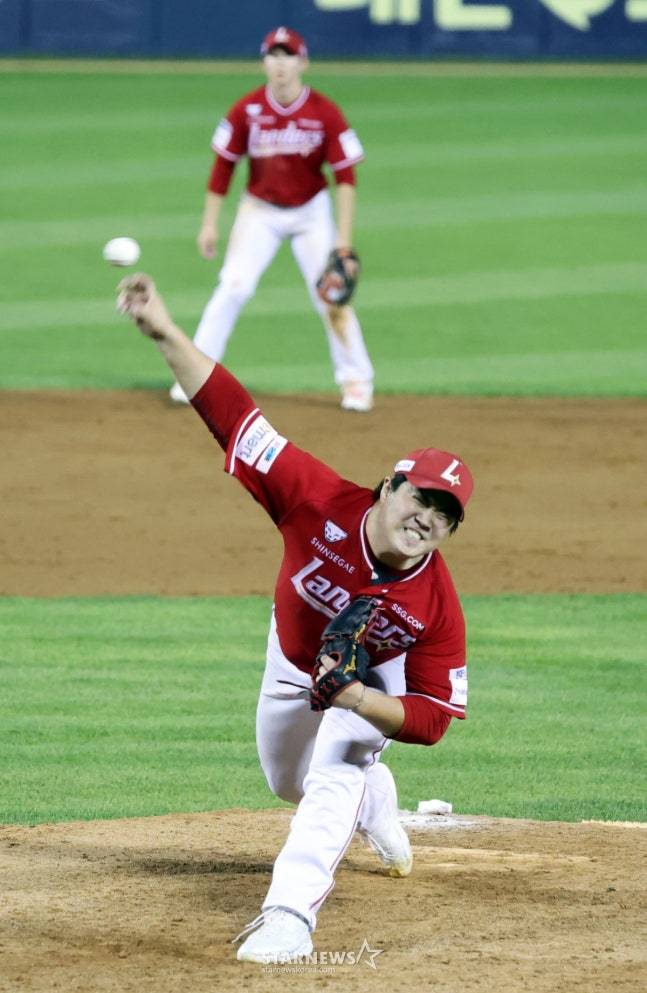 7회 구원 등판해 역투를 펼치는 SSG 이로운. /사진=강영조 선임기자