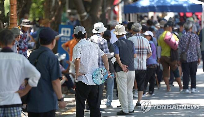 무료 급식소에 줄을 선 어르신들 [연합뉴스 자료사진]