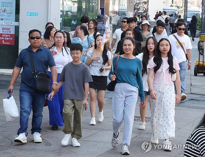 자갈치시장 구경하는 외국인 관광객들 지난달 21일 부산 중구 자갈치시장을 찾은 단체 외국인 관광객들이 시장을 둘러보고 있다.[연합뉴스 자료사진]