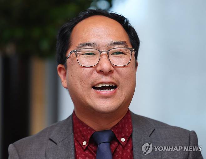 기자간담회 하는 앤디 김 미국 상원의원 [연합뉴스 자료사진]