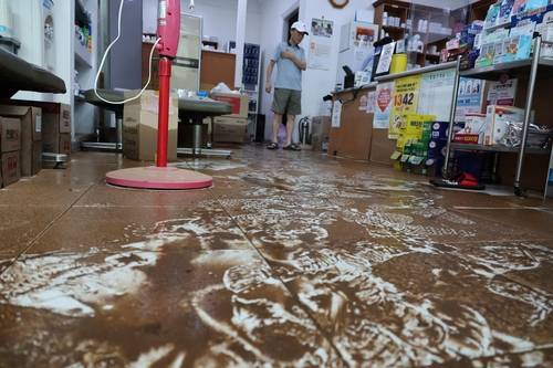 빗물이 밀려온 약국 [촬영 나보배]