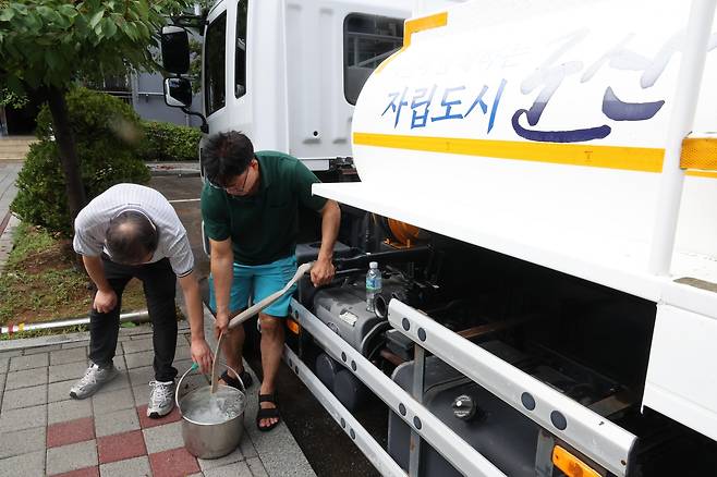 폭우로 아파트 단수…비상 급수 (군산=연합뉴스) 나보배 기자 = 밤사이 시간당 150㎜ 이상의 강한 비가 내린 7일 오전, 전북 군산시 문화동의 한 아파트가 단수돼 주민들이 급수차에서 물을 받고 있다. 2025.9.7
