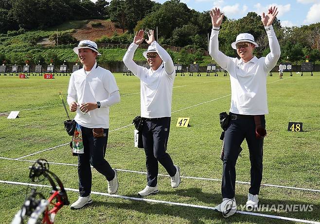 손 흔드는 한국 남자 컴파운드 대표팀 (광주=연합뉴스) 김성민 기자 = 6일 광주 남구 광주국제양궁장에서 열린 2025 세계양궁선수권대회 컴파운드 남자 단체 8강에서 선수들이 응원단을 향해 손을 흔들고 있다. 왼쪽부터 김종호, 최은규, 최용희. 2025.9.6 ksm7976@yna.co.kr