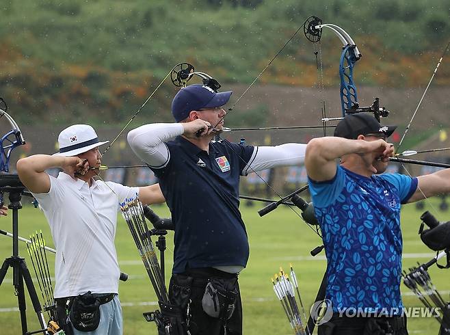 우중 경기 나선 최은규 (광주=연합뉴스) 김성민 기자 = 7일 광주 남구 광주국제양궁장에서 열린 2025 세계양궁선수권대회 컴파운드 남자 개인 96강에서 최은규(왼쪽)가 화살을 쏘고 있다. 2025.9.7 ksm7976@yna.co.kr