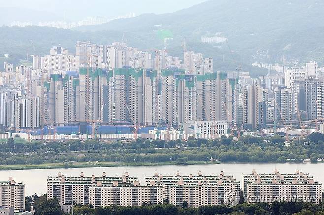 정부, 2030년까지 수도권 연 27만호 신규주택 착공 추진 (서울=연합뉴스) 신현우 기자 = 정부가 수도권 주택 공급 부족을 해소하고자 2030년까지 수도권에서 매년 신규 주택 27만가구 착공을 추진한다. 총 135만가구 공급이 목표다. 한국토지주택공사(LH)가 주택용지를 민간에 매각하지 않고 직접 시행하는 방식으로 공급 속도를 늘리고, 수요자들이 선호하는 도심 공급 확대를 위해 노후시설과 유휴부지 등을 최대한 활용한다.
    정부는 7일 부동산관계장관회의를 거쳐 이같은 내용의 주택공급 확대 방안을 발표했다.
    사진은 이날 서울 남산에서 바라면 서울 시내 아파트 단지. 2025.9.7 nowwego@yna.co.kr