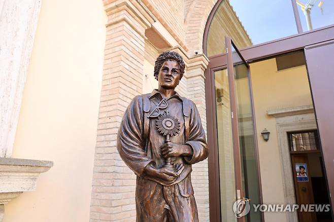 아시시에 설치된 아쿠티스의 동상 [EPA 연합뉴스]