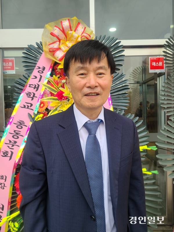 ‘목욕탕의 슬픈추억’을 펴낸 김한섭 작가. 광주/이윤희기자·flyhigh@kyeongin.com