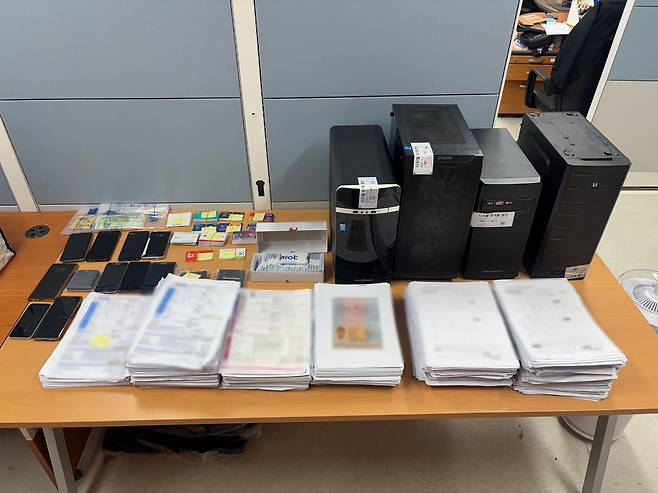 ▲ 경찰이 대포 선불유심 유통 조직을 검거하며 압수한 휴대전화, 유심카드, 위조 가입신청서, 컴퓨터 등 증거물. /사진제공=북부경찰청