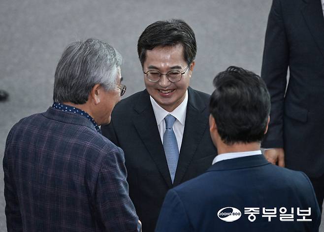 김동연 경기도지사가 8일 오전 수원시 영통구 경기도의회에서 열린 제386회 임시회 제2차 본회의에서 도의원들과 인사하고 있다. 임채운기자