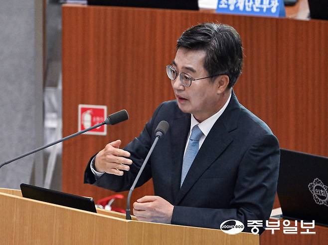 김동연 경기도지사가 8일 오전 수원시 영통구 경기도의회에서 열린 제386회 임시회 제2차 본회의에서 도의원의 대집행부 질문에 답하고 있다. 임채운기자