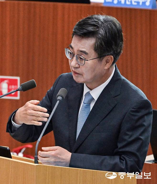 김동연 경기도지사가 8일 오전 수원시 영통구 경기도의회에서 열린 제386회 임시회 제2차 본회의에서 도의원의 대집행부 질문에 답하고 있다. 임채운기자