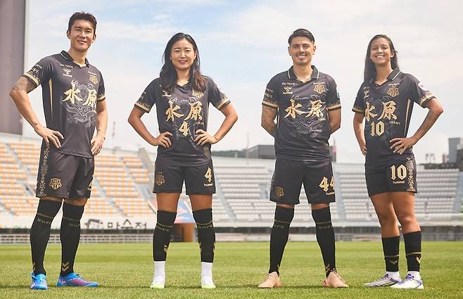 수원FC의 이용(사진 왼쪽부터), 조소현, 윌리안, 밀레리냐가 정조대왕 스페셜 유니폼을 입고 기념촬영을 하고 있다. 사진=수원FC