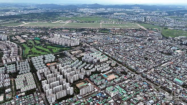 지난달26일부터 시행된 국방부의 '군사기지 및 군사시설 보호법 시행령 개정안'으로 수원·성남 등 지역에서 재개발 사업에 숨통이 트일 것으로 전망된다. 사진은 8일 군공항 인근 수원시내 전경. 노민규기자