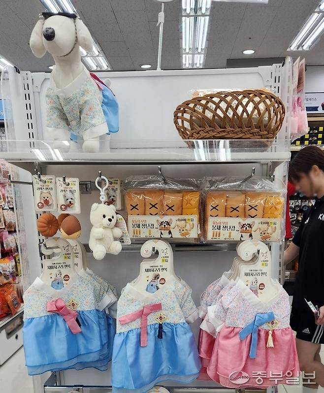 8일 찾은 수원시 팔달구의 한 생활용품점 판매대에 반려견 한복이 진열돼 있다. 신연경기자