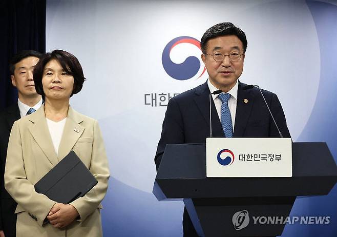 윤호중 행정안전부 장관과 더불어민주당 한정애 정책위의장이 7일 서울 종로구 정부서울청사에서 제3차 고위당정협의회 결과 및 정부조직 개편 방안에 대해 발표하고 있다.