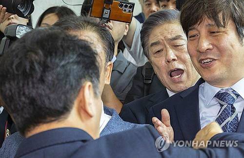 김형석 독립기념관장이 8일 국회 소통관에서 '독립기념관 바로 세우기' 기자회견을 마친 뒤 퇴장하다 기자회견 개최에 항의하는 더불어민주당 문진석 원내운영수석부대표의 항의를 받은 뒤 설전을 벌이고 있다.