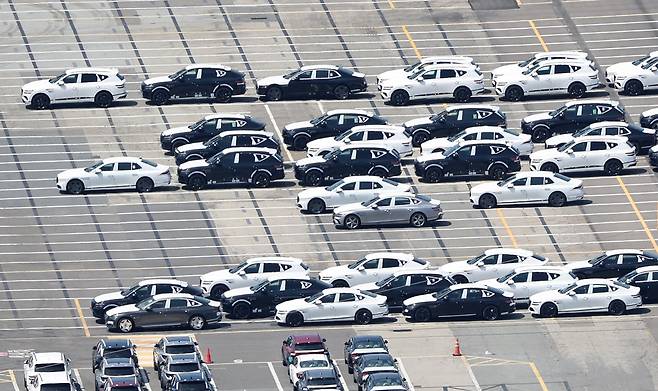 한미 무역협상이 타결된 지난 7월 31일 현대자동차 울산공장 수출선적부두 옆 야적장에 완성차가 대기하고 있다. 사진=연합뉴스.