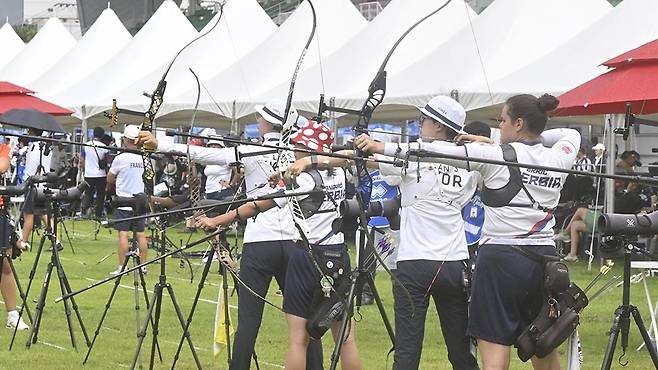 2025 광주세계양궁선수권대회 리커브 종목에 출전하는 각국 선수들이 8일 광주국제양궁장에서 연습경기를 하고 있다.  /김애리·조영권 인턴기자